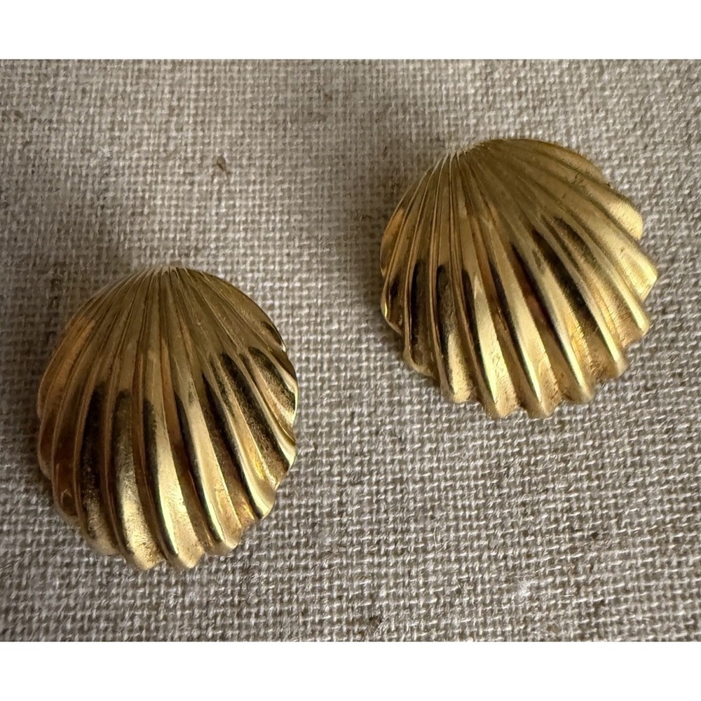 Vintage Gold Tone Seashell Clip On Earrings Scallop Shell Nautical Coastal